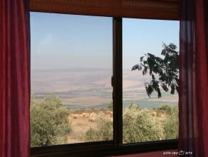 על%20הצוק%20מול%20הנוף%20,%20רמות%20נפתלי